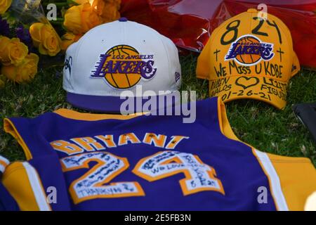 Fans versammeln sich am Dienstag, den 26. Januar 2021 in Los Angeles an einer Gedenkstätte für Kobe Bryant und Tochter Gianna in der Nähe des Staples Centers. (Dylan Stewart/Bild der SpO Stockfoto