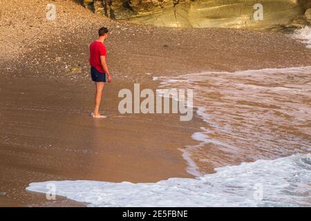 Agkali Beach, Folegandros Island, Griechenland - 24 September 2020: Touristen bleiben und entspannen am Strand. Beliebter Sandstrand. Stockfoto