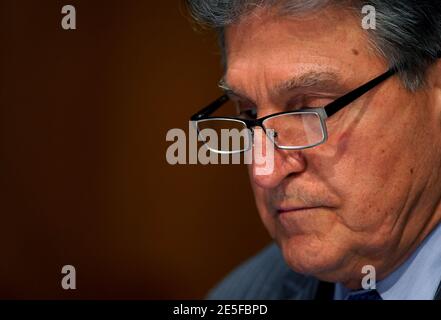 Senator Joe Manchin, D-WV, nimmt am Mittwoch, 27. Januar 2021, an der Bestätigungsverhandlung des Senats für Veteranenangelegenheiten Teil, bei der Denis McDonough als Sekretär für Veteranenanangelegenheiten auf dem Capitol Hill in Washington, DC, USA, bestätigt wurde. Foto von Leigh Vogel/Pool/ABACAPRESS.COM Stockfoto