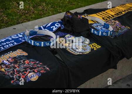 Fans versammeln sich am Dienstag, den 26. Januar 2021 in Los Angeles an einer Gedenkstätte für Kobe Bryant und Tochter Gianna in der Nähe des Staples Centers. (Dylan Stewart/Bild der SpO Stockfoto