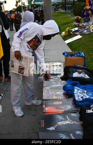 Fans versammeln sich am Dienstag, den 26. Januar 2021 in Los Angeles an einer Gedenkstätte für Kobe Bryant und Tochter Gianna in der Nähe des Staples Centers. (Dylan Stewart/Bild der SpO Stockfoto