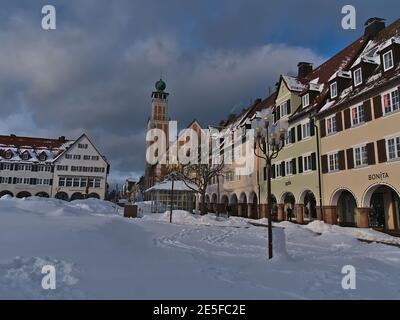 Schönes Stadtbild von Freudenstadt, Schwarzwald mit verschneiten Marktplatz, Rathaus und die berühmten Arkaden in der Wintersaison an sonnigen Tagen. Stockfoto