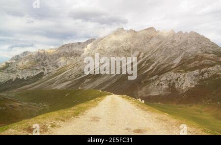 Landschaft der Cares Route in Picos de Europa. Zwischen Kantabrien, Asturien und Castilla y León. Sonnenaufgang zwischen Bergen Stockfoto