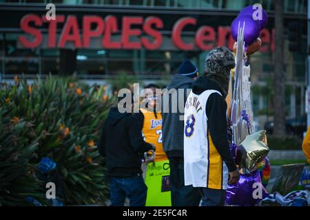 Fans versammeln sich am Dienstag, den 26. Januar 2021 in Los Angeles an einer Gedenkstätte für Kobe Bryant und Tochter Gianna in der Nähe des Staples Centers. (Dylan Stewart/Bild der SpO Stockfoto