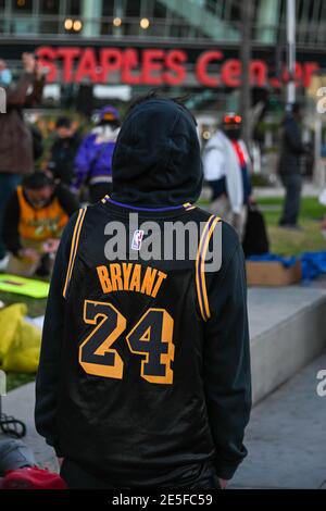 Fans versammeln sich am Dienstag, den 26. Januar 2021 in Los Angeles an einer Gedenkstätte für Kobe Bryant und Tochter Gianna in der Nähe des Staples Centers. (Dylan Stewart/Bild der SpO Stockfoto