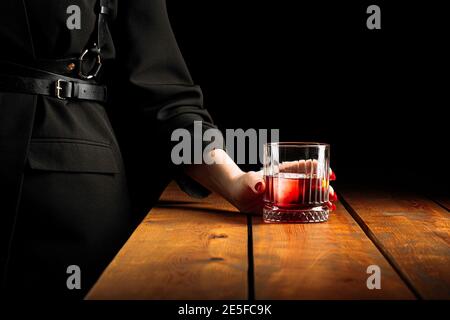 negroni-Cocktail in Glas der alten Mode Stockfoto