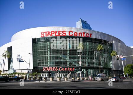 Allgemeine Gesamtansicht des Staples Centers während einer Gedenkstätte für Kobe Bryant und Tochter Gianna in der Nähe des Staples Centers, Dienstag, 26. Januar 2021, in Los Angel Stockfoto