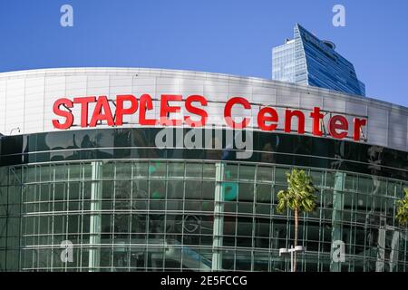 Allgemeine Gesamtansicht des Staples Centers während einer Gedenkstätte für Kobe Bryant und Tochter Gianna in der Nähe des Staples Centers, Dienstag, 26. Januar 2021, in Los Angel Stockfoto