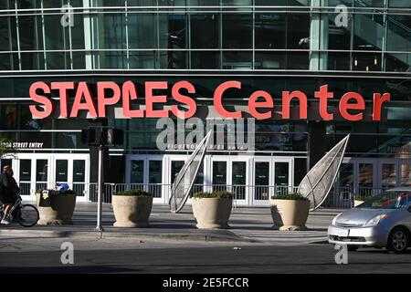 Allgemeine Gesamtansicht des Staples Centers während einer Gedenkstätte für Kobe Bryant und Tochter Gianna in der Nähe des Staples Centers, Dienstag, 26. Januar 2021, in Los Angel Stockfoto