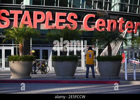 Allgemeine Gesamtansicht des Staples Centers während einer Gedenkstätte für Kobe Bryant und Tochter Gianna in der Nähe des Staples Centers, Dienstag, 26. Januar 2021, in Los Angel Stockfoto