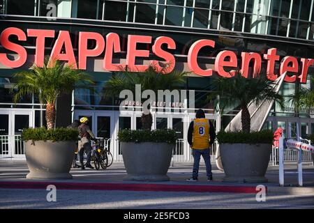 Allgemeine Gesamtansicht des Staples Centers während einer Gedenkstätte für Kobe Bryant und Tochter Gianna in der Nähe des Staples Centers, Dienstag, 26. Januar 2021, in Los Angel Stockfoto