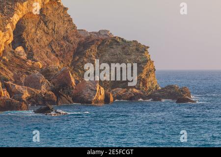 Blick auf die Küste und den Strand von Agkali der Insel Folegandros bei Sonnenuntergang. Ägäis, Kykladen Archipel, Griechenland. Stockfoto