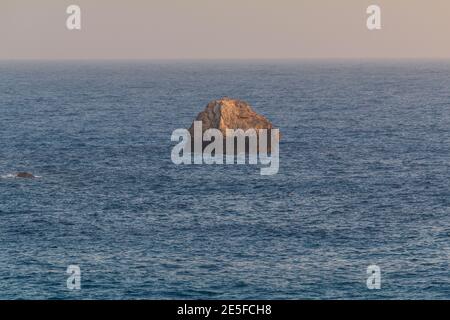 Blick auf die Küste und den Strand von Agkali der Insel Folegandros bei Sonnenuntergang. Ägäis, Kykladen Archipel, Griechenland. Stockfoto