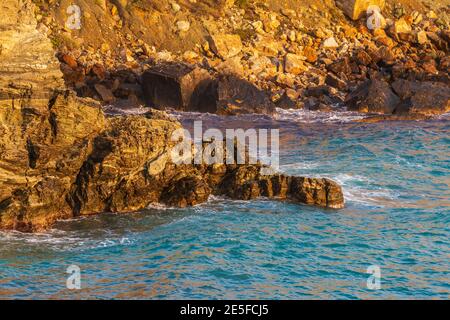 Blick auf die Küste und den Strand von Agkali der Insel Folegandros bei Sonnenuntergang. Ägäis, Kykladen Archipel, Griechenland. Stockfoto