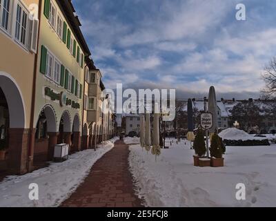 Schöne Aussicht auf den historischen Stadtplatz des Tourismusortes Freudenstadt, Schwarzwald bedeckt mit Schnee mit Arkaden und alten Gebäuden im Winter. Stockfoto