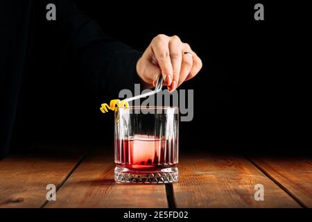 Herstellung negroni Cocktail in alten Mode Glas Stockfoto