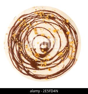 Isolierter Schildkrötenkuchen mit Schokoladensirup auf Weiß Stockfoto