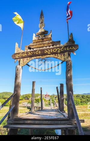 Zutongpae Bridge ist die berühmte Bambusbrücke in der Mae Hong Son Provinz, Thailand. (Übersetzung: Zutongpae-Brücke) Stockfoto