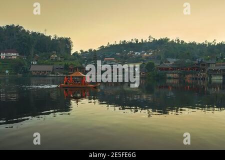 Mae Hong Son, Thailand - 15. Dezember 2020: Schönes Dorf in der Natur Baan Rak Thai, Mae Hong Son Provinz, Thailand. Es gibt die berühmteste Trave Stockfoto