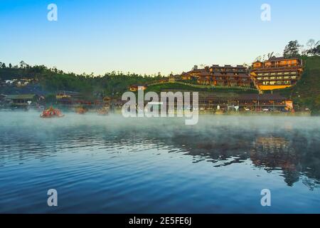 Mae Hong Son, Thailand - 15. Dezember 2020: Schönes Dorf in der Natur Baan Rak Thai, Mae Hong Son Provinz, Thailand. Es gibt die berühmteste Trave Stockfoto