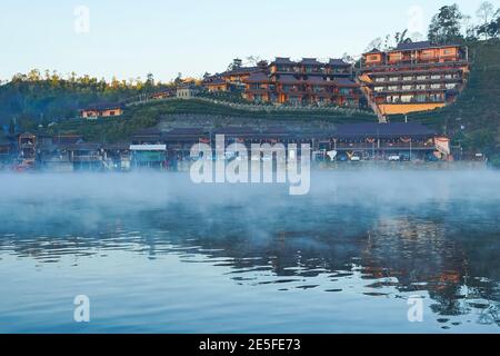 Mae Hong Son, Thailand - 15. Dezember 2020: Schönes Dorf in der Natur Baan Rak Thai, Mae Hong Son Provinz, Thailand. Es gibt die berühmteste Trave Stockfoto