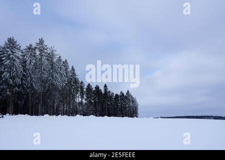 Landschaftlich schöner Blick auf eine Winterlandschaft gegen den Himmel Stockfoto