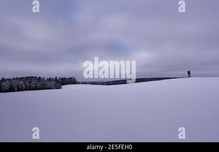 Landschaftlich schöner Blick auf eine Winterlandschaft gegen den Himmel Stockfoto