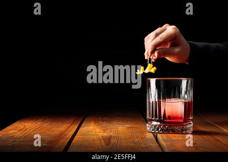 Herstellung negroni Cocktail in alten Mode Glas Stockfoto