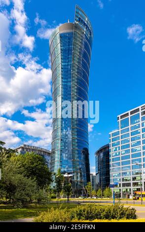 Warschau, Polen - 22. Mai 2020: Warsaw Spire Büroturm der Immofinanz auf dem Europejski Platz im Wola Geschäftsviertel von Warschau Stockfoto