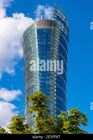 Warschau, Polen - 22. Mai 2020: Warsaw Spire Büroturm der Immofinanz auf dem Europejski Platz im Wola Geschäftsviertel von Warschau Stockfoto