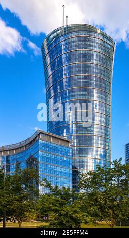 Warschau, Polen - 22. Mai 2020: Warsaw Spire Büroturm der Immofinanz auf dem Europejski Platz im Wola Geschäftsviertel von Warschau Stockfoto