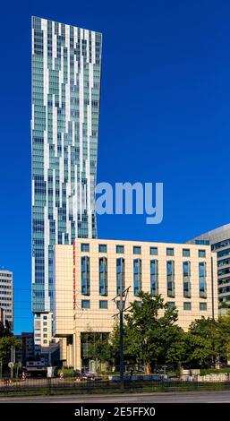 Warschau, Polen - 22. Mai 2020: Zlota 44 Wohnturm - The Sail, Zagiel - erhebt sich über dem Hotel Mercure im Geschäftsviertel Srodmiescie von Warschau Stockfoto