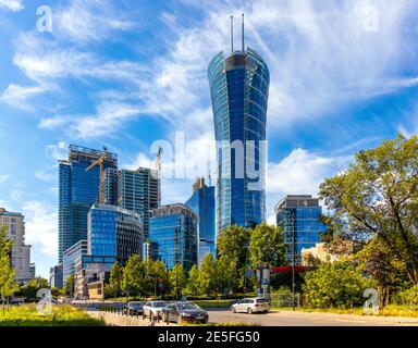 Warschau, Polen - 22. Mai 2020: Warsaw Spire Büroturm der Immofinanz in der Höhe über dem Geschäftsviertel Wola in Warschau Stockfoto