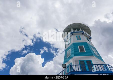 Holz Leuchtturm auf blauem Himmel und Wolke Stockfoto