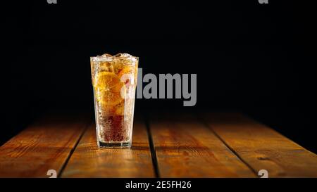 Long Island Eistee Cocktail auf dem Holztisch Stockfoto