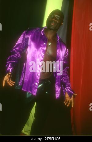 Santa Monica, California, USA 2. Mai 1996 Model Wale posiert Backstage bei 10th Annual California Fashion Industry Friends of APLA Project Los Angeles (APLA) Benefit Dinner and Fashion Show Ehrung Designer Todd Oldham am 2. Mai 1996 in Bergamont Station in Santa Monica, Kalifornien, USA. Foto von Barry King/Alamy Stockfoto Stockfoto