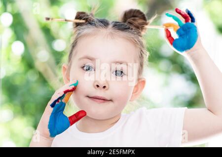 Ein schönes kleines Mädchen in der kreativen Malerei beschäftigt. Hochwertige Fotos Stockfoto