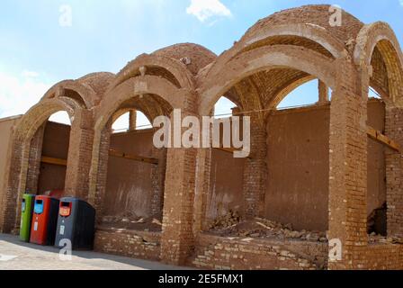 Drei farbige Recycling-Mülltonnen für die Mülltrennung auf der Straße. Yazd Iran. Stockfoto