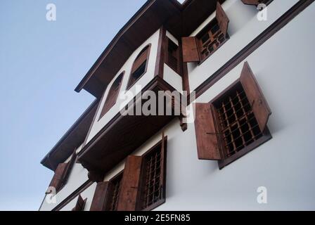 Traditionelles Ottomane Haus öffnete Fenster gegen blauen Himmel in Safranbolu, Türkei. UNESCO-Weltkulturerbe. Low-Angle-Aufnahme. Speicherplatz kopieren. Stockfoto