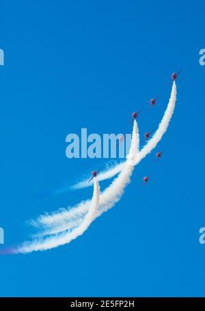 Red Arrows Kunstflug Team weißen Rauch und klaren blauen Himmel Stockfoto