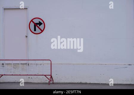 Biegen Sie nicht rechts ab, wenn die Verkehrsschilder auf weißem Hintergrund stehen. Stockfoto