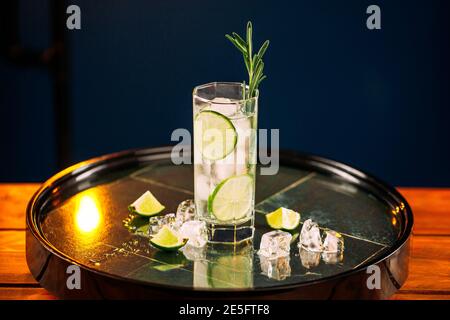 Frischer Gin Tonic Cocktail mit Rosmarin und Limette Stockfoto