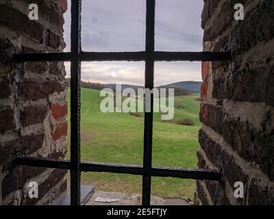 Ein Blick in die Landschaft durch das verbarrte Fenster Stockfoto