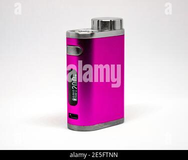 Vaping Mod - kleine moderne E-cig-Gerät auf einem weißen Hintergrund Stockfoto