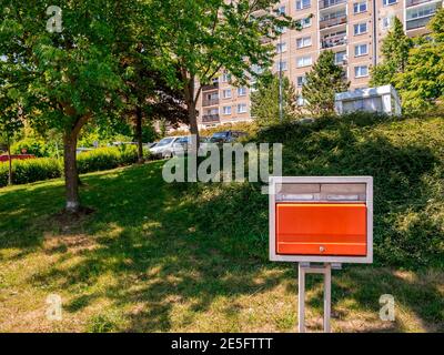 Briefkasten am Rande des Fertigguts, in der Nähe des Parkplatzes Stockfoto