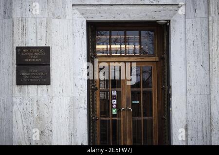 Eingang zum Gebäude des tschechischen Gesundheitsministeriums, in Prag, Tschechische Republik, 12. November 2020. (CTK Photo/Martin Macak Gregor) Stockfoto