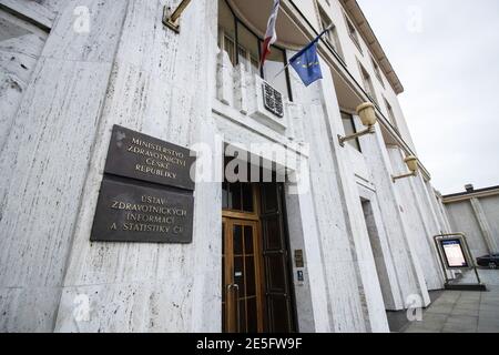 Eingang zum Gebäude des tschechischen Gesundheitsministeriums, in Prag, Tschechische Republik, 12. November 2020. (CTK Photo/Martin Macak Gregor) Stockfoto