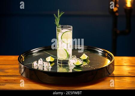 Frischer Gin Tonic Cocktail mit Rosmarin und Limette Stockfoto