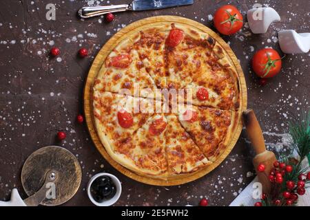 Hausgemachte Fleisch liebt Pizza mit Pepperoni-Wurst und Speck Stockfoto