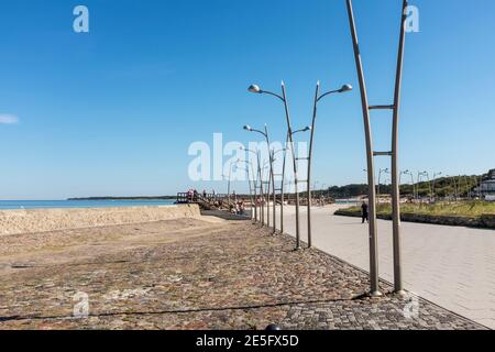 Gehweg am östlichen Strand in Darłówko, dem Küstenviertel von Darlowo, an der Ostseeküste Polens Stockfoto